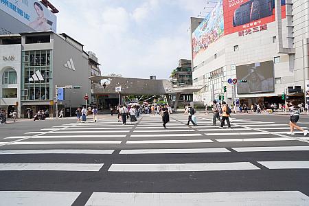 そうそう、「信号を渡る」で思い出しましたが、中山駅前の中央分離帯が取っ払われ、出口1＆4から出た後に信号を渡りやすくなっています！これ、地味に便利ですよね～！