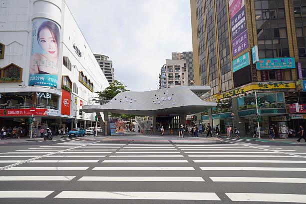 さらに、出口4を出たとこにある「心中山舞台」と同じような屋上景観空間(テラス)が出口1にもできていましたよ！