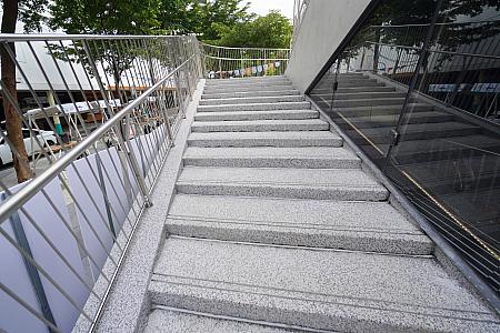 出口1を出てこの緩やかな階段を上って行けば……
