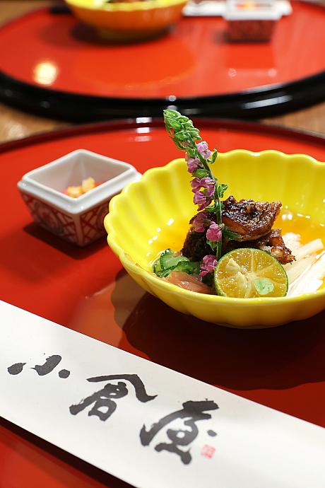 とりわけ薬味がたっぷりの酢の物、鰻柵は夏らしい一品です。台湾でポピュラーなカラマンシー(金桔)をキュッと絞っていただくと、より一層さわやかな夏風味が味わえます。しかも紫蘇の花が香り高くて最高♡