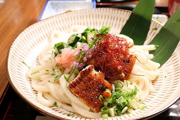  <b>鰻魚山藥冷烏龍定食560元</b><br>ウナギとトロロの冷やしうどん定食<br>「う」のつくものを食べて夏を乗り切る土用丑の日にぴったりな「ウナギ」と「うどん」のW「う」セットです。「田舎庵」直伝の捌きと焼きで肉厚ふっくらのウナギ♪モチモチ食感のうどんには、トロロ＆オクラのねばねば食材もトッピングされていて、食欲のないこの時期もつるんと食べられちゃう！定食はお吸い物と漬物付きです。