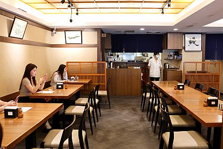 「小倉屋Kokuraya」では、「田舎庵」の伝統の味に台湾らしさをプラス。台湾の老舗「丸荘醤油」を使用したタレでいただく台湾産のウナギが味わえます。まさに、ここでしか食べられない、台湾ならではのウナギ料理なんですよ。そのおいしさに台北滞在中は、毎日通い詰めるという日本人客もいるとか。
