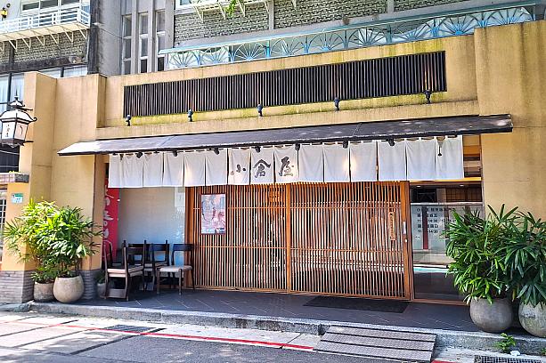 場所は<b>「小倉屋Kokuraya 」</b>。九州小倉にある鰻料理「田舎庵」唯一の海外姉妹店です。「田舎庵」といえば、「ミシュランガイド福岡・佐賀・長崎2019特別版」でビブグルマンを獲得、食べログ「うなぎ百名店2024」でも選出歴のある人気店だから、ご存じの方も多いのではないでしょうか？