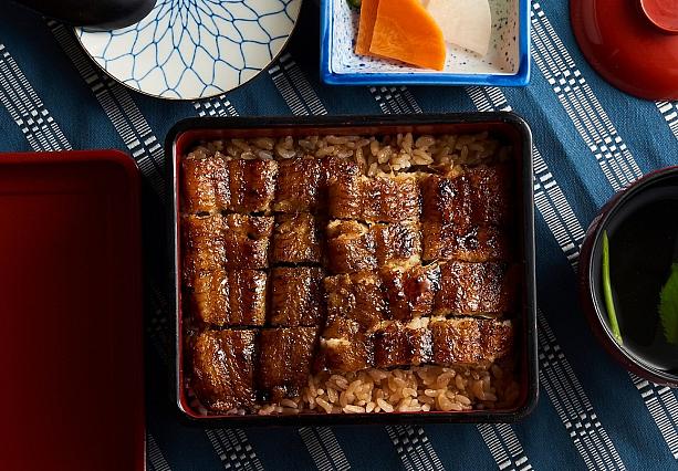 また、台北光復店または台北大直店のいずれかの店内で「鰻蒸定食(うなぎ蒸し定食)」または「鰻重定食(うな重)」をご注文の場合、お値段そのままで1ランク上にアップグレード！お値段そのままで竹620元(ウナギ6切)→松(8切)、松720元→特(10切)、特820元→特特(12切)に♡さらに台北光復店では、店内でお召し上がりの上、QRコードをスキャンしてアンケートに答えると「ウナギ茶碗蒸し」ももらえちゃう！<br>(画像提供：小倉屋)