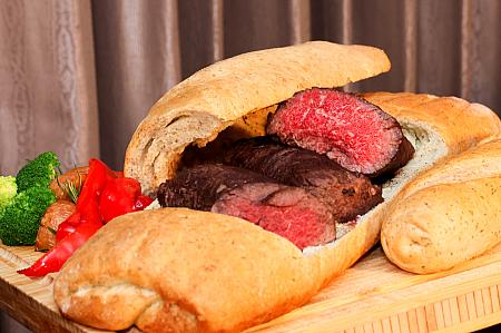2品目は、低温調理した牛肉を、ローズマリーとパセリ香るパン生地で包み焼きした「香草パン包み牛肉ロール」。和と洋を同時に感じられる1品です。