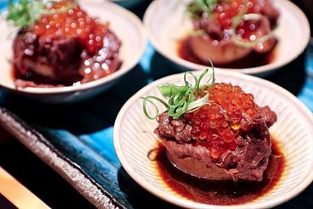 1品目は、「すき焼き風肉じゃがとイクラのせ」。弱火で牛肉に火を入れていくのがポイントで、牛肉が柔らかく、牛肉自体の甘み・うまみが感じられます！これね、本当においしいから、ビュッフェでおかわりする人続出!ちなみにナビも2皿食べちゃったもんね～！