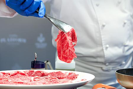 と、その前に「F1牛」って何がご存じですか？和牛と乳牛の第一世代交配種。和牛の美しい霜降りと、乳牛のしっかりした赤身を兼ね備えた、今や日本国内で最も流通している牛肉です。今回のフェスでは、山口・広島・福岡・大分などから厳選したF1牛の後脚部位を使用。焼く・揚げる・煮る・しゃぶしゃぶなど、様々な調理法でF1牛のおいしさを感じられます！