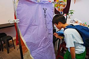 一生懸命スカイランタンにお願いを書いていた甥っ子くん