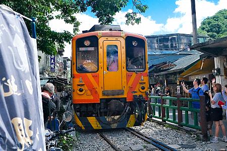 ローカル列車に乗るのもいいけれど、この日外から見た社内は超超超満員でした。チャーターにして良かった～！と心の中で思ったのでした♡