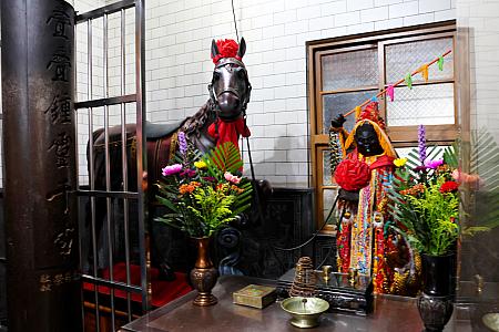 馬に乗ってこの世の見張りをする王爺にちなんだ馬(王馬)や船(王船)も祀られています。