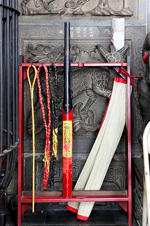 「大改」が必要かどうかは、まず赤い三日月型の擲筊(ポエ)で神様にお伺いを立てます。不要だと言われれば「小改」でOK。「大改」が必要な場合は、男性と既婚女性は黒い鞭を、未婚女性は赤い鞭を、子どもは布団叩きのような竹の鞭を使い、お尻やらをエイヤーと叩きます(軽く……きっと)。叩く回数は擲筊(ポエ)で決めるとか。少しだけ複雑なので、体験したい人は廟の人に訊ねてみてくださいね。