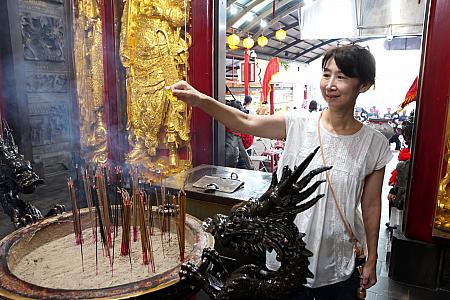 香炉上で3回くるくると回して神様の魂を吹き込んでくださいね。そうでなければ只の紙。月日が経ったらまた香炉でくるくるすれば、魂復活というエコスタイル！こちらも賽銭箱にお気持ち程度納めてくださいね。