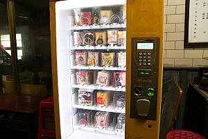 ほか、さまざまなお守りもありましたよ。しかも自動販売機で買えました！