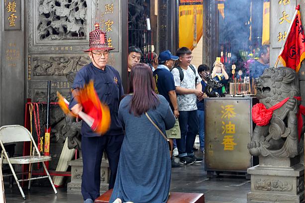 信者でなくても列に並べば体験できます。帽子を被った「班頭」さんに中国語で名前を伝えましょう。漢字でメモして自分の番に話しかけられたら(名前は何ですか？と言っている)見せれば大丈夫です。あとは祈りを込めてじっとしていればOK。「班頭」さんが身体の周辺で旗を振り、悪運を払い落してくれます。運気アップです♪