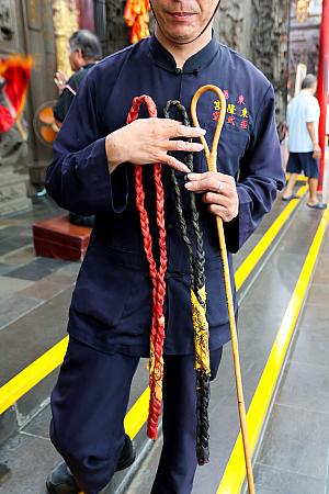 「大改」が必要かどうかは、まず赤い三日月型の擲筊(ポエ)で神様にお伺いを立てます。不要だと言われれば「小改」でOK。「大改」が必要な場合は、男性と既婚女性は黒い鞭を、未婚女性は赤い鞭を、子どもは布団叩きのような竹の鞭を使い、お尻やらをエイヤーと叩きます(軽く……きっと)。叩く回数は擲筊(ポエ)で決めるとか。少しだけ複雑なので、体験したい人は廟の人に訊ねてみてくださいね。