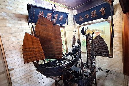 馬に乗ってこの世の見張りをする王爺にちなんだ馬(王馬)や船(王船)も祀られています。