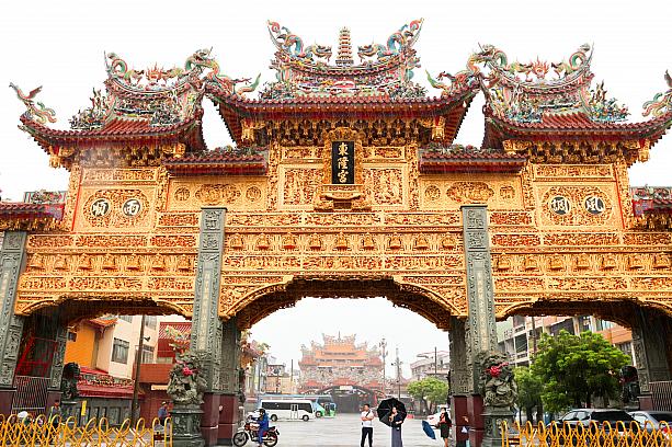 屏東・東港を象徴するスポット、道教の寺廟「東隆宮」にやってきましたー！キンキン＋ギラギラの巨大な門(牌楼)が特徴的です。これ、金箔が貼られているとか。