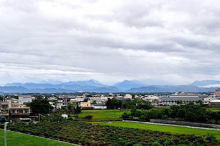 大鵬湾の両サイドには2つの川があります。1つは大武山から、もう1つは県境を流れる東港溪で、この2つの川からの堆積物と海から押し寄せる砂よって砂州が形成され、袋状のラグーンとなりました。