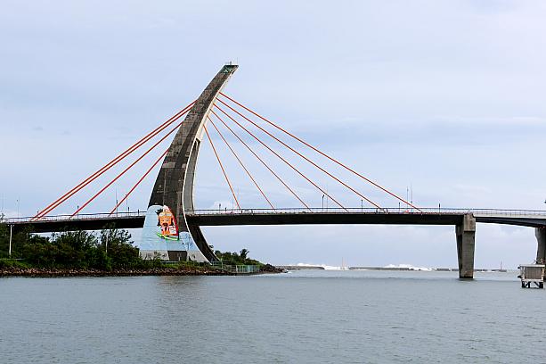 さらに湾の奥に見えるのがアルファベットのAをモチーフにした「跨海大橋」です。橋の下が大鵬湾と外海とをつなぐ唯一の場所。大きな船舶が航行するために可動橋になっています。土日は跳開橋のショーも。ここは昔も今も東港っ子のデートスポットなんだとか。