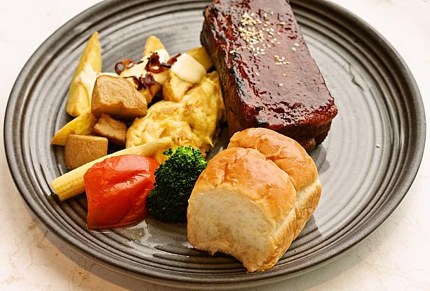 コーヒー照り焼きポークリブ「焦香烤肋排」には、深焙煎の「リストレット インテンソ」が使われていて、しっかりコーヒーらしさのあるスパイシーな味。