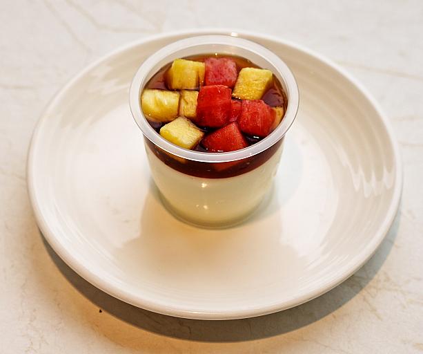バーボンで風味付けしたコーヒーパンナコッタ「波本咖香奶酪」は、フレーバーコーヒー「カフェ ヴァ二リオ」 が使われたバニラ風味のデザートです。