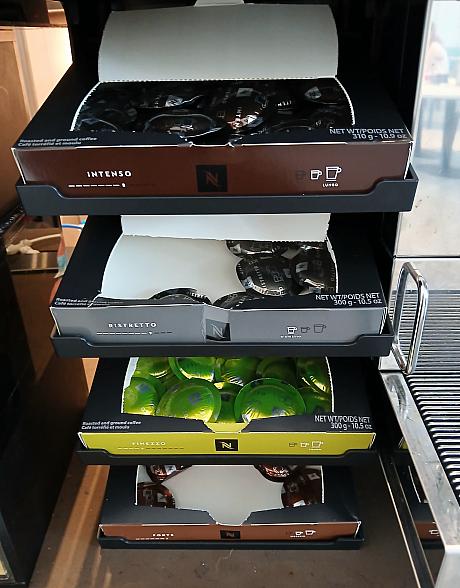 ちなみにネスプレッソは、ドリンクバーでもいただけます。今回の期間限定メニューにも使われている「インテンソ」「リストレット 」「フィネッツォ」「フォルテ」の四種類のカプセルが置かれています。