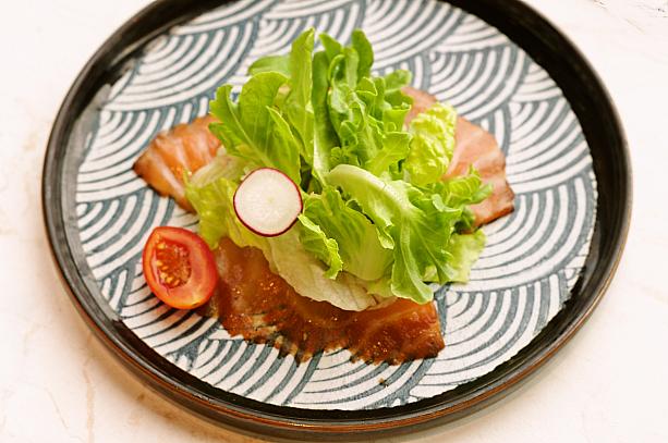 まずは、コーヒーマリネスモークサーモン「北歐深焙燻鮭魚」から。ネスプレッソの「フォルテ」であえたもので、さっぱりしていますが、深みのある味になっています。