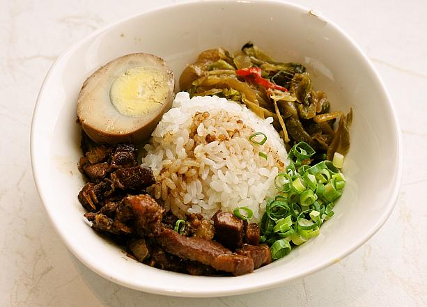 一番人気という豚ばら肉のコーヒー煮込み「啡比尋常滷香米飯」は、「インテンソ」で煮込まれたもので、香ばしいコーヒーの味が濃厚な一品。