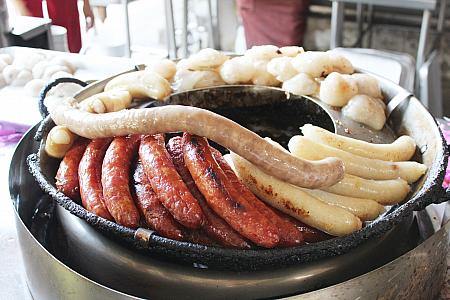 香腸、糯米腸、粉腸の盛り合わせも外せない！