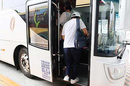 乗り込んだ順にお好きな席へ