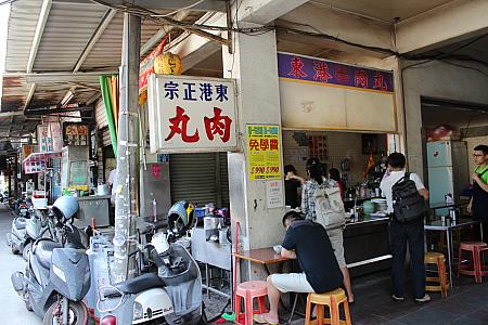 地元民に混じってローカルフードを