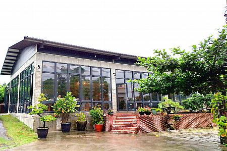 朝食は道をはさんだ向かい側にある系列ホテル「水映自在會館」の敷地内に建つダイニングでいただきます。