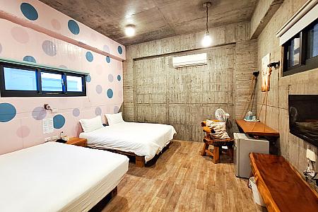 壁にポップなデザインが施された4人部屋。小さなバルコニー付です。