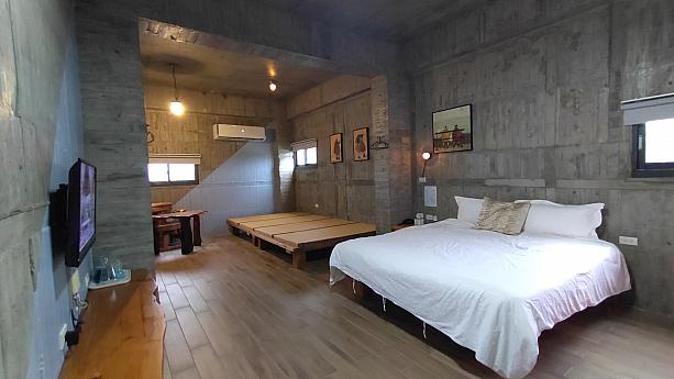 こちらは畳の上がりがついた4人部屋。4人で宿泊する場合は、畳の上に布団を敷いて使います。こちらもバルコニー付。