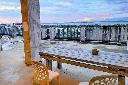 お部屋によっては大鵬湾の景色が。そうでなくとも上層フロアに設けられた広々としたテラスから絶景を臨むことができますよ！屋上からは大鵬湾だけでなく、広がる外海も臨めます。美しい夕陽も♡