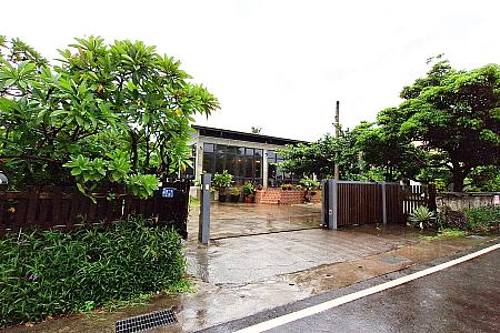 朝食は道をはさんだ向かい側にある系列ホテル「水映自在會館」の敷地内に建つダイニングでいただきます。