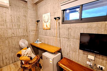 壁にポップなデザインが施された4人部屋。小さなバルコニー付です。