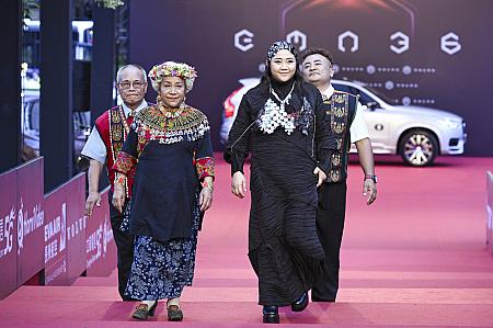 最優秀原住民語歌手賞にノミネートの「曾妮 Dremedreman」は、家族で登場。帽子をかぶっているのかと思ったら、ヘアピンがたくさん！
