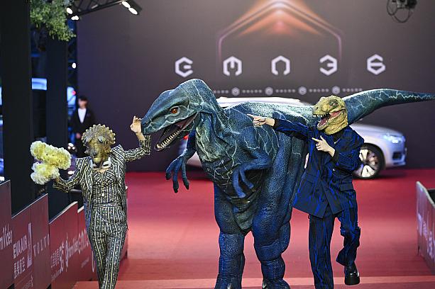 男女デュオアーティストの「恐龍的皮」は、恐竜を引き連れての登場(笑)！