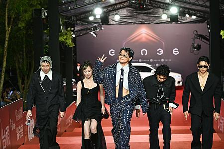 年度歌曲賞と最優秀バンド賞にノミネートの「美秀集團」。Yシャツの丈が短すぎるの～笑