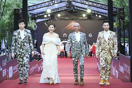 最優秀客家語歌手賞にノミネートの「林鈺婷」と「山狗大後生樂團」。男性陣の、スーツの派手具合もよき♡