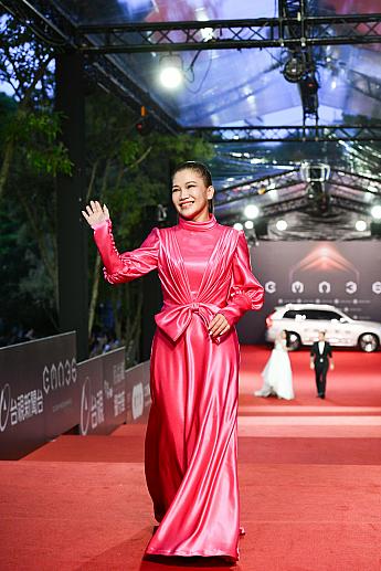 鮮やかなピンクのドレスで登場の「黃妃」。