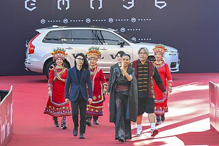 「戴曉君(Saul jal jui)」とプロデューサーの「吳蒙惠」。お母さんたちが着用している鮮やかな原住民衣装もステキ!