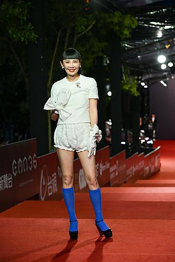 バービー人形のようなキュートなファッションがお似合いの「魏如萱(Waa Wei)」。追悼ステージでは、「方大同(Khalil Fong)」の代表曲を歌ってくれます。