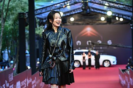 元気なミニスカート姿で、笑顔はじける「Ander」。