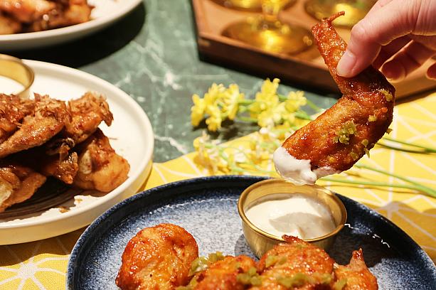 看板メニューはさまざまなテイストが楽しめるチキンウィング(手羽先)です。常時10種以上が並びます。これまで30種以上も開発してきたそうで、今回は「GUMGUM EGG」のオープンに合わせて新メニューも登場していますよ↓