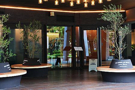 レストランへは台北アリーナの外から攻めましょう。「アリーナでしょ！」「住所は南京東路四段ね！」なんて思っているとちょっぴり迷子に……。はい、それナビのこと。台北アリーナの中から直接行けません。南京東路×敦化北路の交差点から台北アリーナを左手にして敦化北路沿いに進みます。「モスバーガー」の先にありましたー！