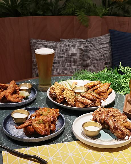 タレが効いたチキンウイングのお供にはクラフトビールがぴったりです。とりわけ、さわやかなのど越しのアメリカンペールエールクラフトビール<b>「剛剛一號美式淡艾爾精釀啤酒」210元</b>はおすすめ。店名を冠した台灣紅點酒廠とのコラボビールで、なんてったってチキンウイングとの相性抜群なんです。