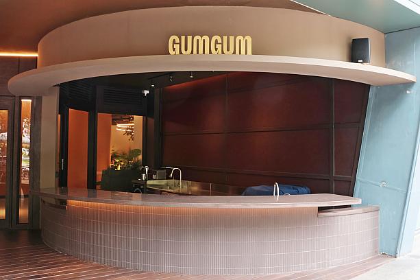店頭にはバーカウンターがあって気軽にちょい飲みができちゃう！台北アリーナがオープンして20年近くなりますが、屋外で1杯やれちゃうスタイルのレストランは「GUMGUM EGG」が初なんだとか。今後はイベントの延長線としてここでワイワイやる人が増えそうですね。