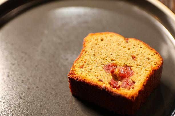 <b>➁開心果磅蛋糕</b><br><u>ピスタチオのパウンドドケーキ</u><br>軽やかなケーキの中から飛び出してくるのは、シチリア産のピスタチオと台湾産ドライイチゴの餡。大胆にガブっとかじってケーキ＋ピスタチオ＋ドライイチゴの異なる味わいを舌の上で楽しんでみて！考えるだけでよだれが出ちゃいそう～♪